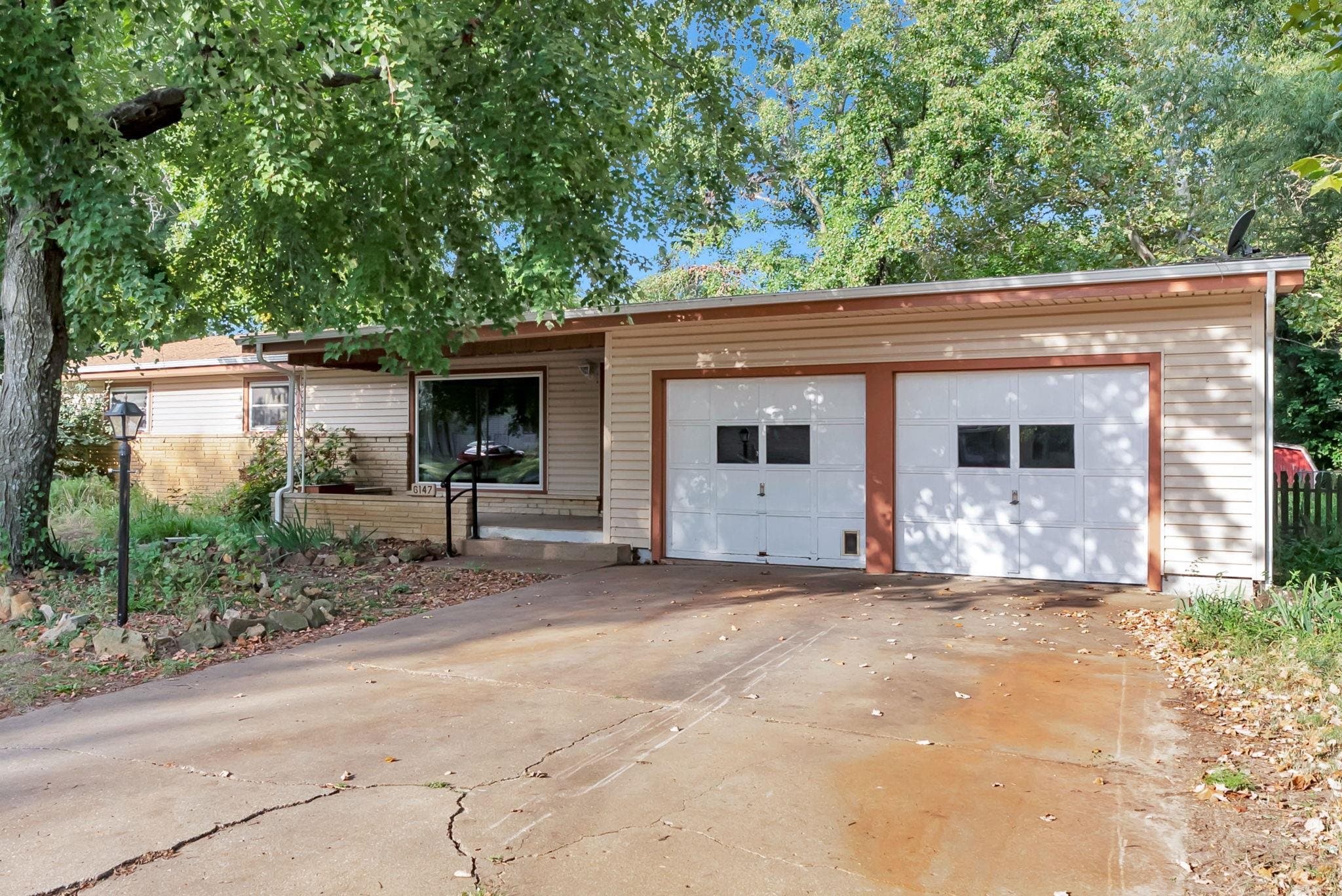 6147 S Lulu Ave photo 2