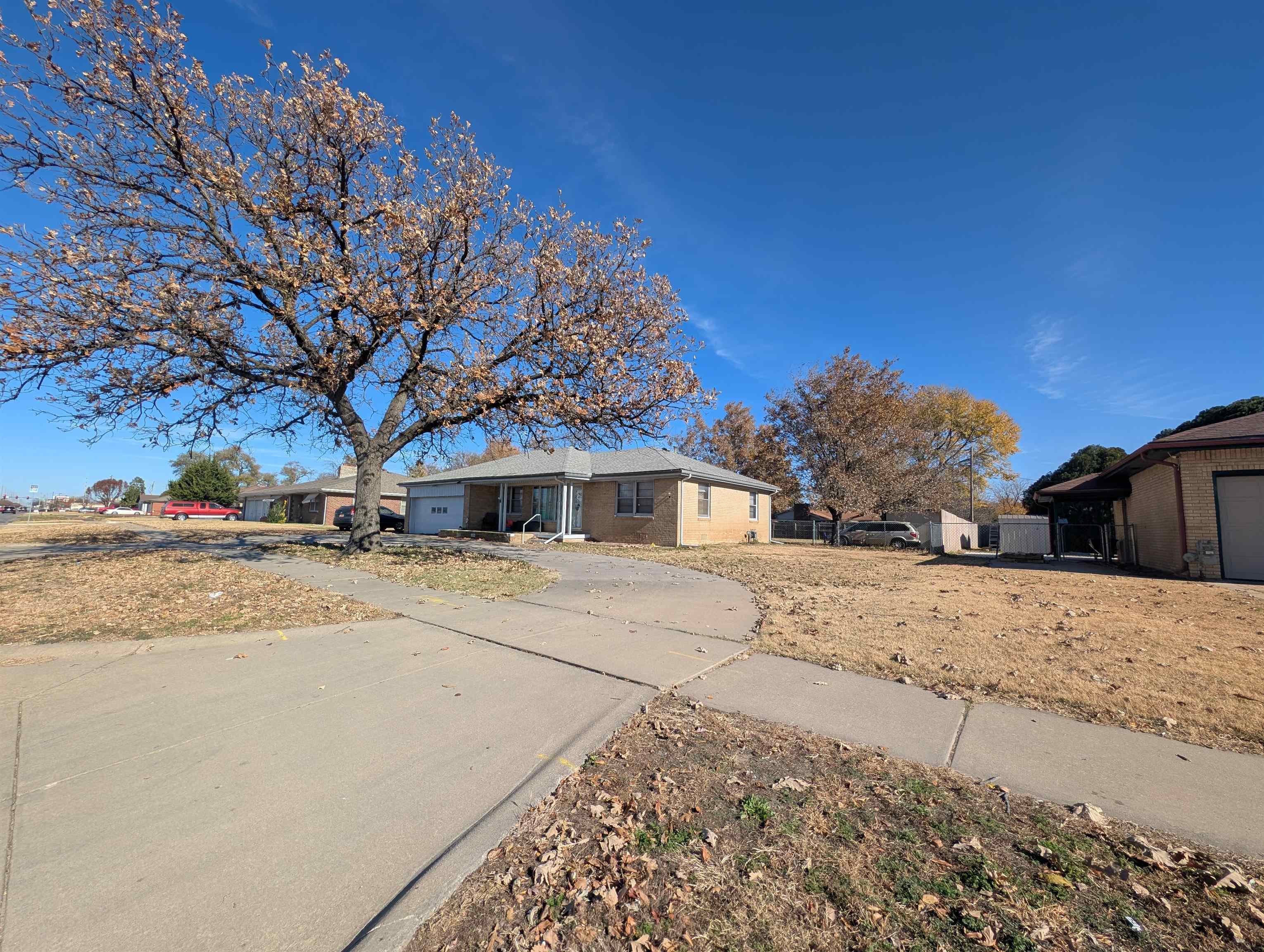 3334 S Seneca St photo 2