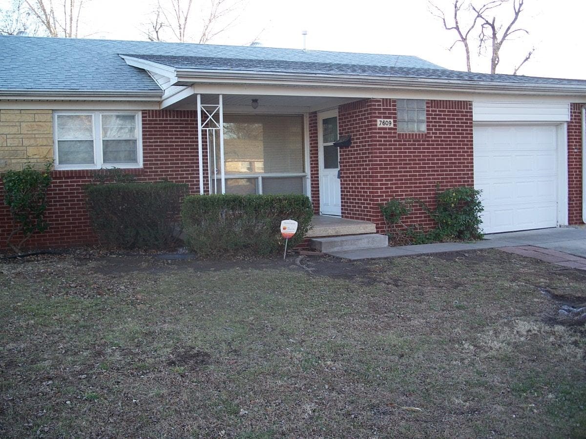 7609 E indianapolis