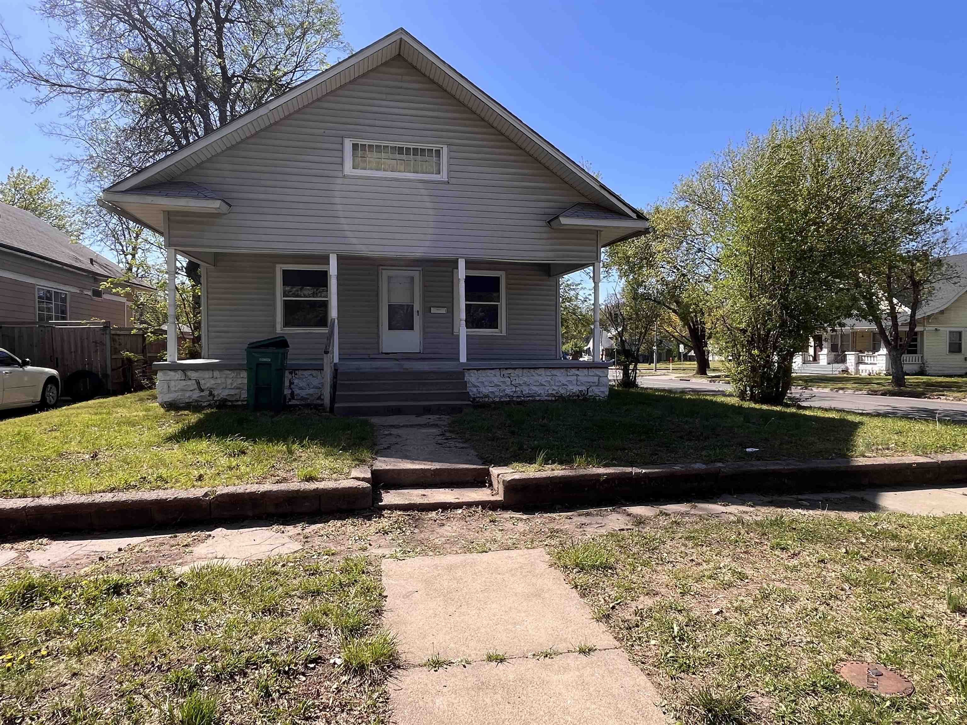 257 N Poplar Ave