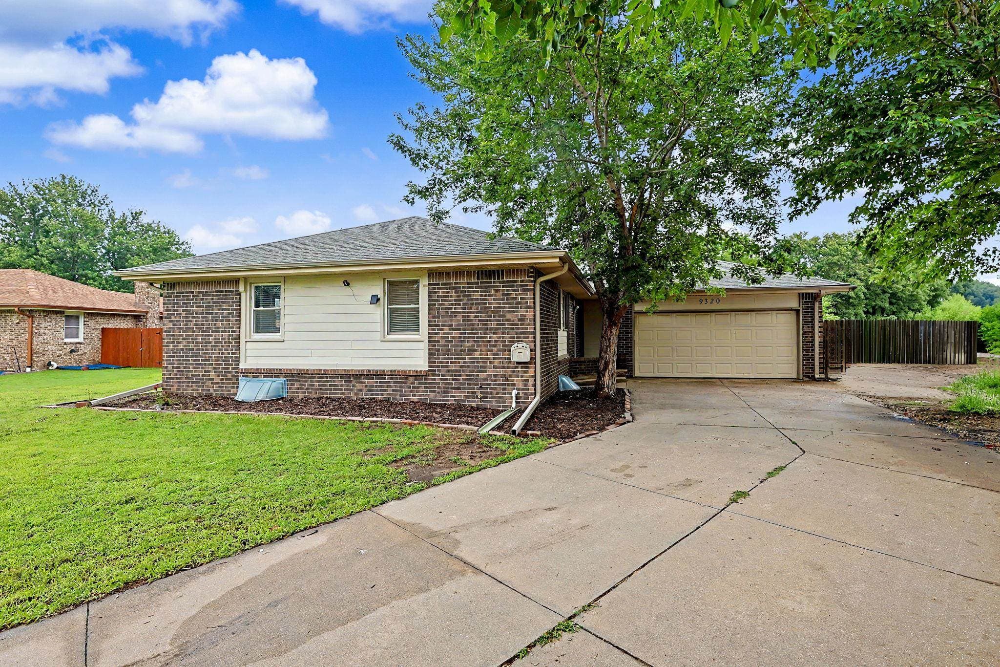 9320 E Barron Cir