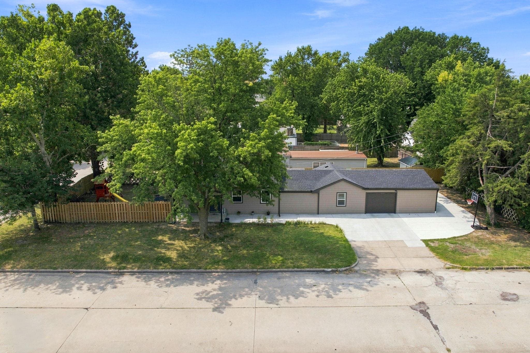 1601 W Regal
