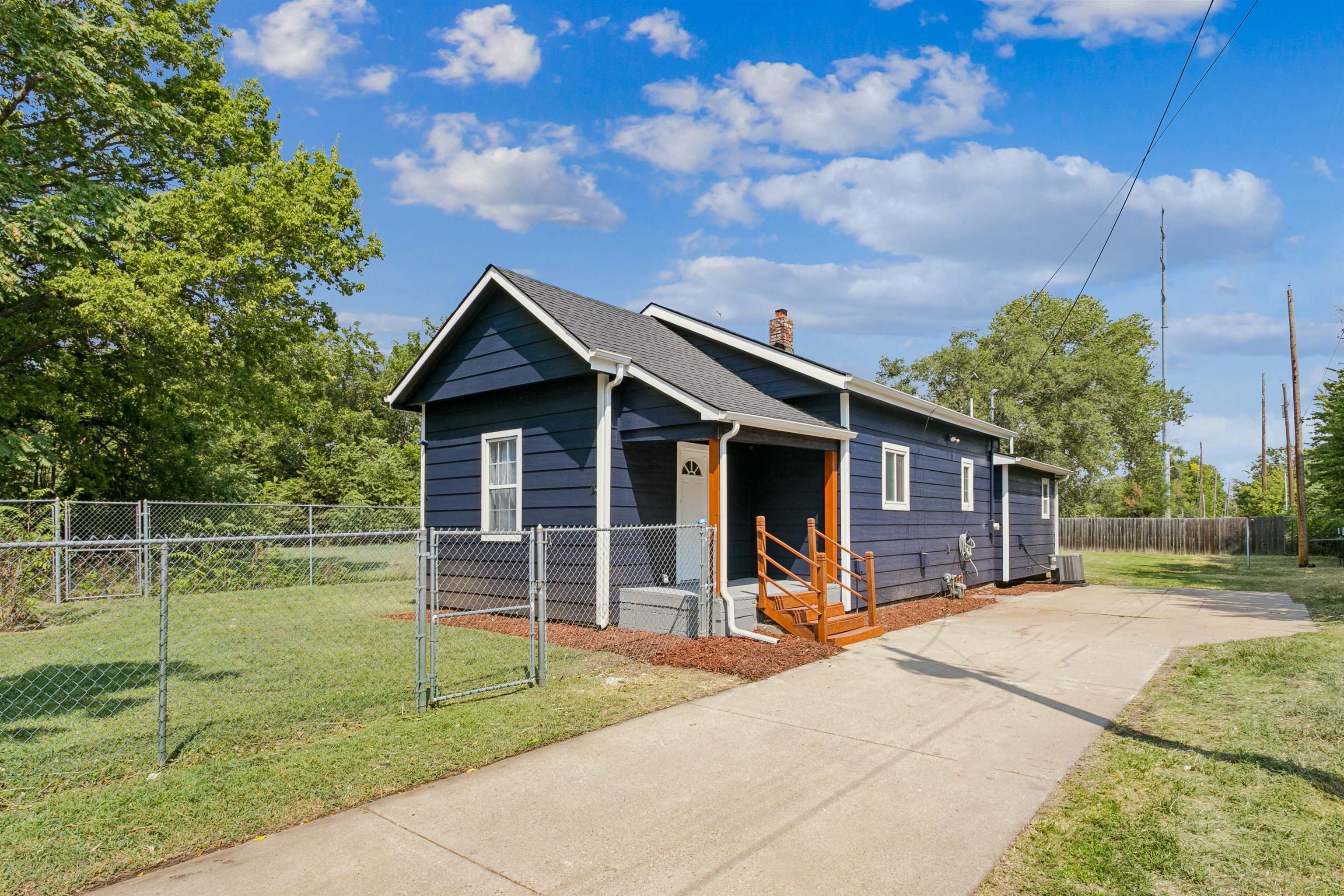 2016 E Chishom St